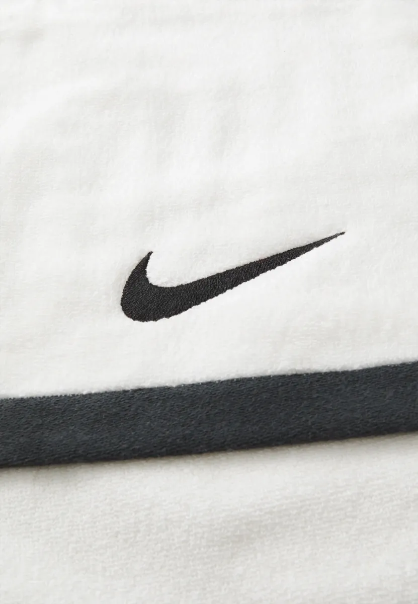 NIKE N.101.2438 Fundamental Towel-101 White/Black
